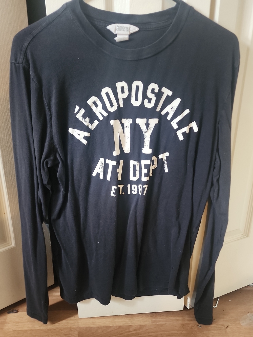 Black Aeropostale long-sleeved boys shirt, L